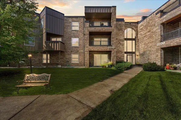 2220 Midland Grove Road #307, Roseville, MN 55113