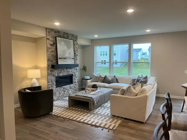 10374 Mcgregor Boulevard, Woodbury, MN 55129