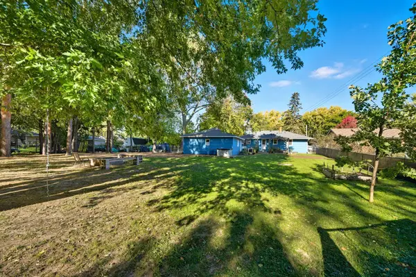 814 Sterling Street N, Maplewood, MN 55119