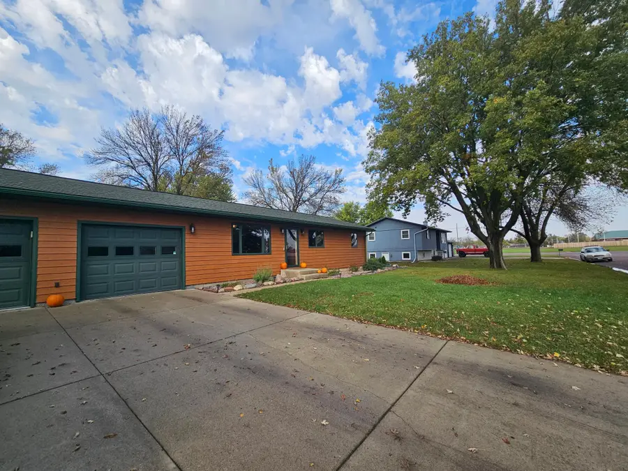 804 6th Avenue Se, Pipestone, MN 56164 - #3