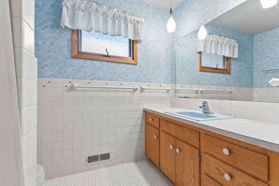 3212 33rd Avenue Ne, Saint Anthony, MN 55418 - Image #2