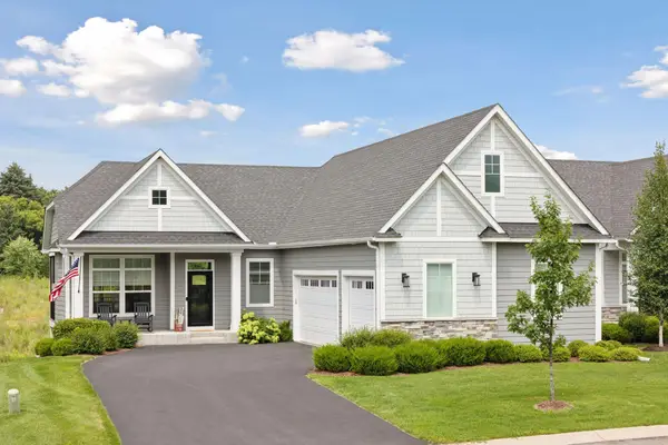 25 Summit Farm Lane, Gem Lake, MN 55110