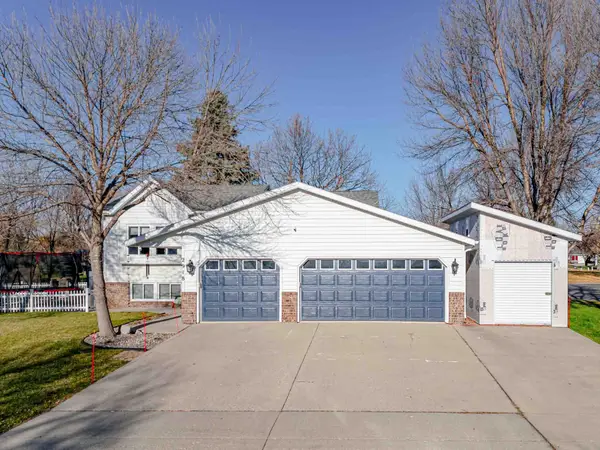 2918 Village Green Drive, Moorhead, MN 56560