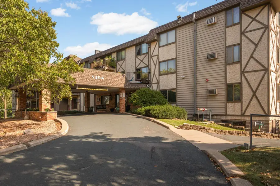 1304 W Medicine Lake Drive #202, Plymouth, MN 55441 - #2