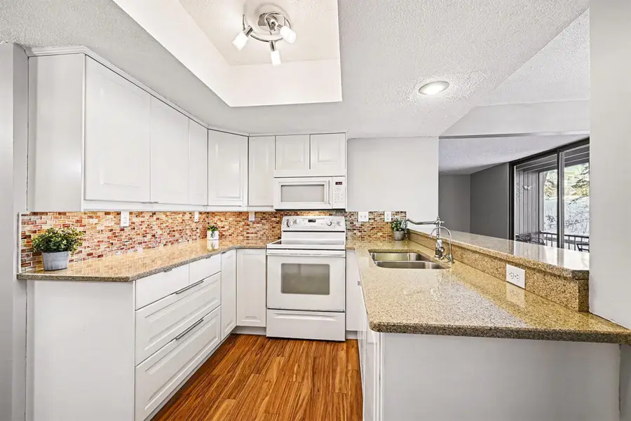 6085 Lincoln Drive #122, Edina, MN 55436 - Image #2