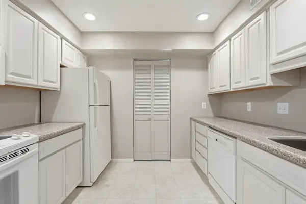 2670 Oxford Street N #202, Roseville, MN 55113