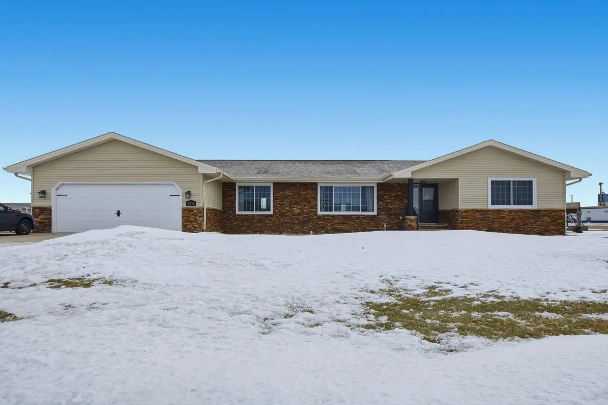 213 5th Street Nw, Gwinner, ND 58040 - Image #1