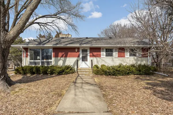 1811 Stanbridge Avenue, Roseville, MN 55113