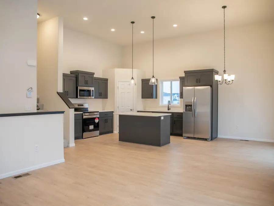 6704 Meadow View Drive S, Fargo, ND 58104 - Image #2