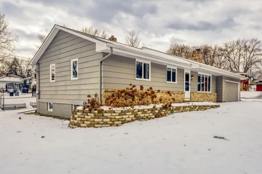 70 W Sandra Lee Drive, Saint Paul, MN 55119 - Image #2