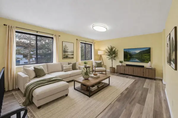 6890 Grenwich Lane N, Oakdale, MN 55128