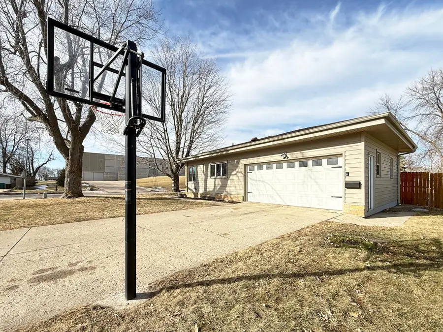 979 S Prairie Avenue, Fairmont, MN 56031 - #2