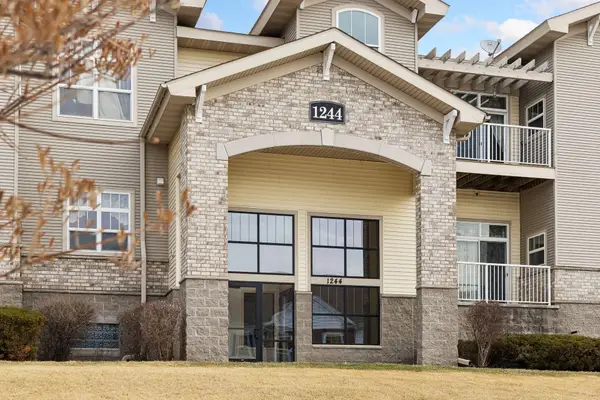 1244 County Road D E #106, Maplewood, MN 55109