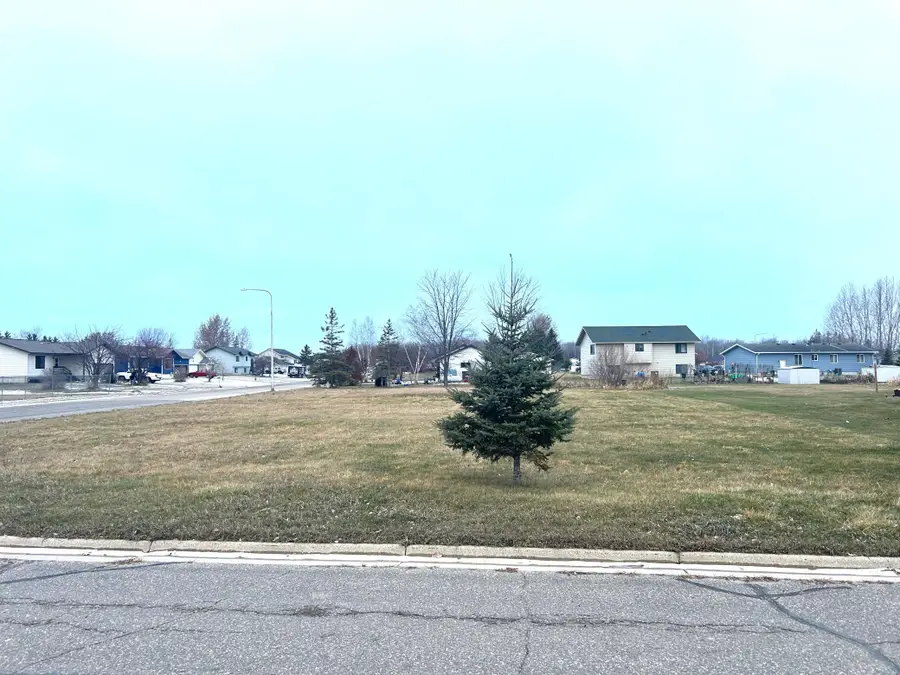 405 Dale Avenue Sw, Warroad, MN 56763 - #2