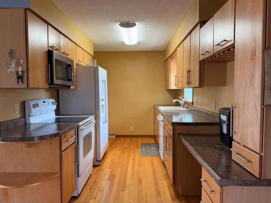 117 Southdale Street Se, Sleepy Eye, MN 56085 - #2