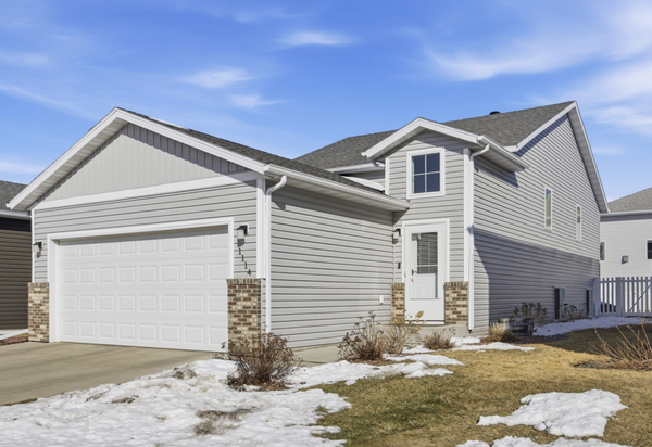 1114 22nd Avenue W, West Fargo, ND 58078