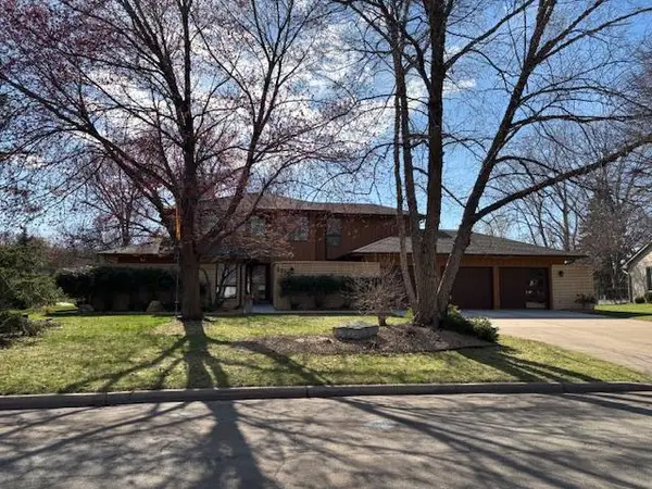 2375 Apache Court, Mendota Heights, MN 55120