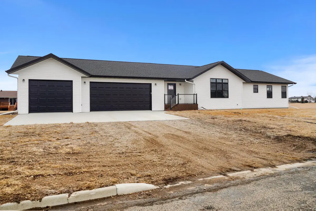 208 4th St Nw, Gwinner, ND 58040 - #1