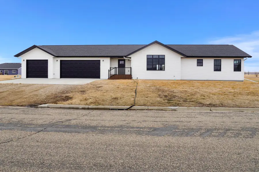 208 4th St Nw, Gwinner, ND 58040 - #3
