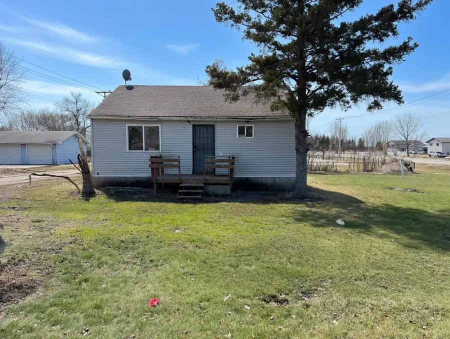 516 W Minnesota Avenue, Mahnomen, MN 56557 - #2