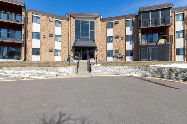 2700 Oxford Street N #102, Roseville, MN 55113