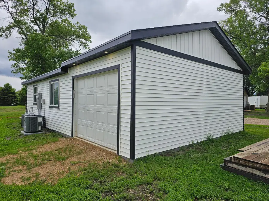 201 1/2 10th Avenue Se, Pipestone, MN 56164 - #3