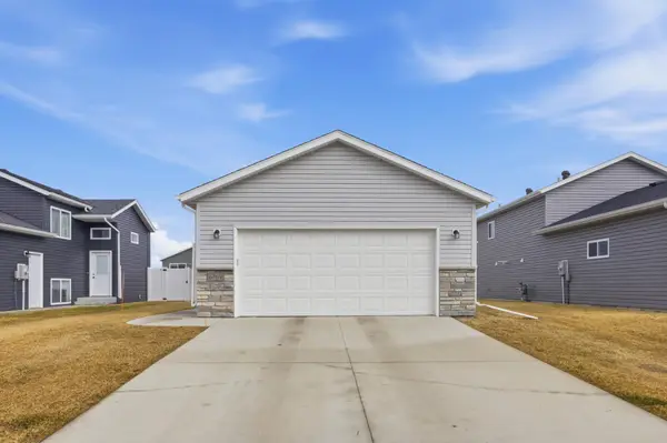 6769 70th Avenue S, Horace, ND 58047