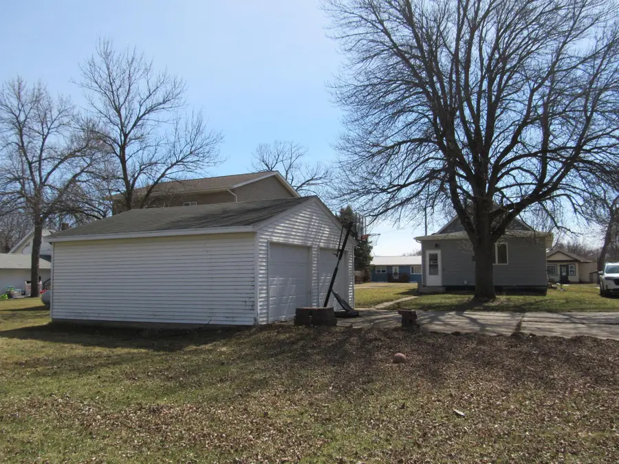 302 W 5th Avenue, Lakefield, MN 56150 - #3