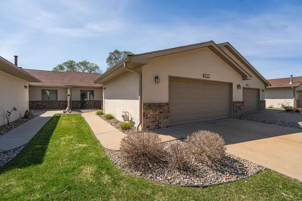 2334 Pinewood Drive, Shakopee, MN 55379