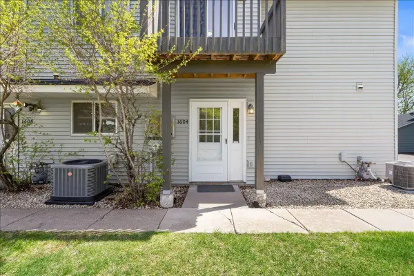 1604 Helmo Avenue N, Oakdale, MN 55128