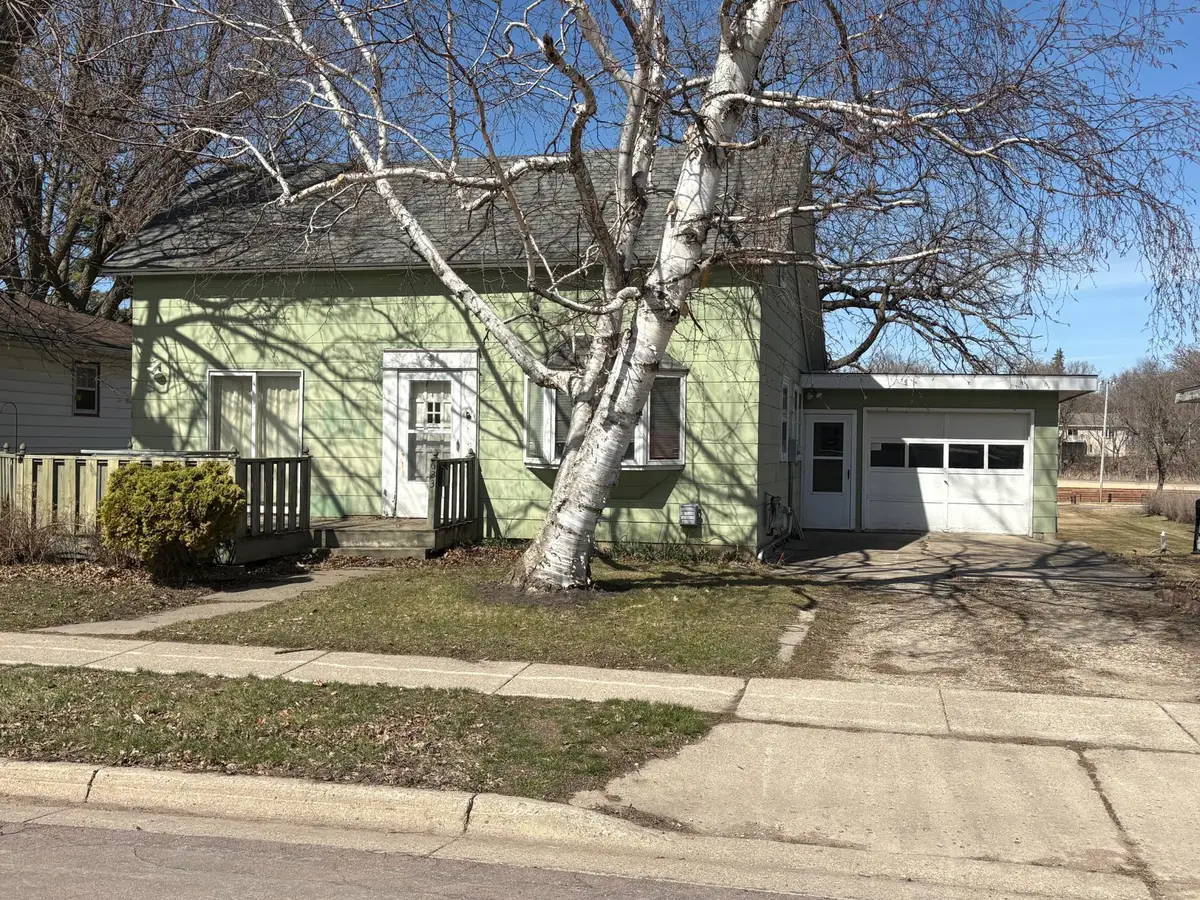 623 4th Avenue Ne, Waseca, MN 56093 - #1