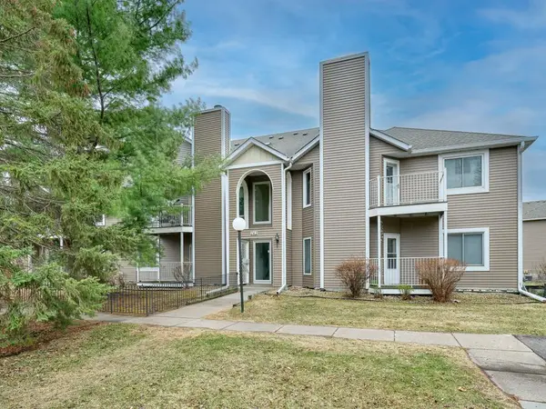 742 County Road F W #D, Shoreview, MN 55126