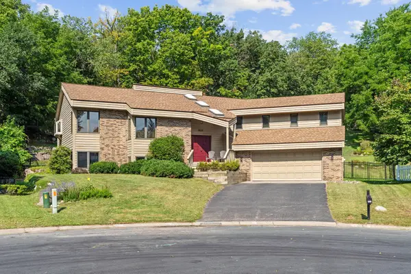 8524 Park Knoll Circle, Bloomington, MN 55438