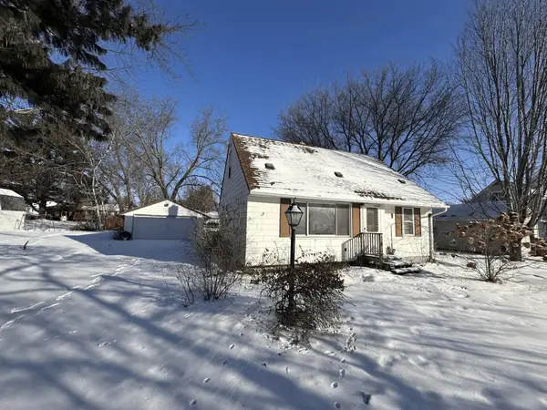121 Roselawn Avenue E, Maplewood, MN 55117