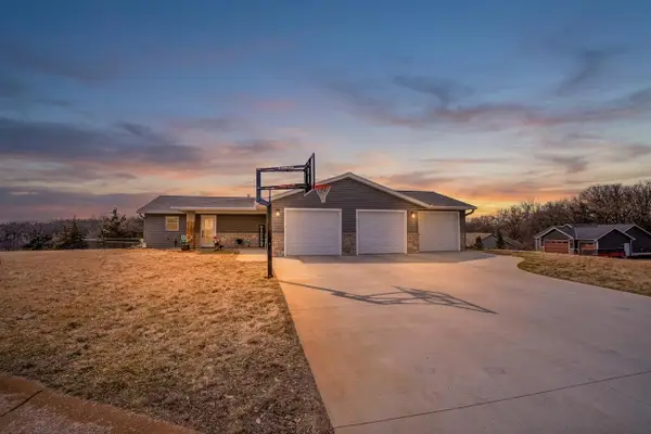 101 Meadow Lane, New London, MN 56273