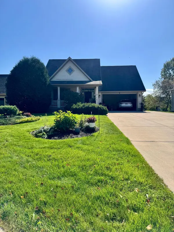 2710 Red Splendor Circle E, Maplewood, MN 55119