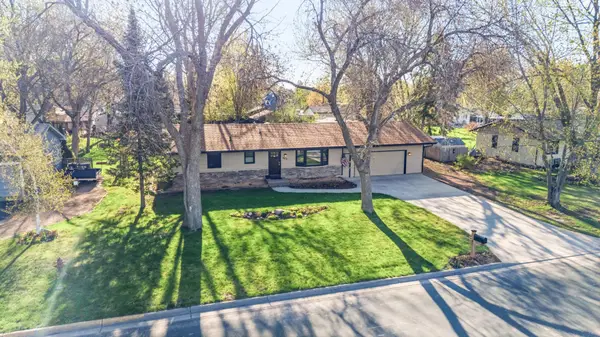 7611 Laredo Drive, Chanhassen, MN 55317