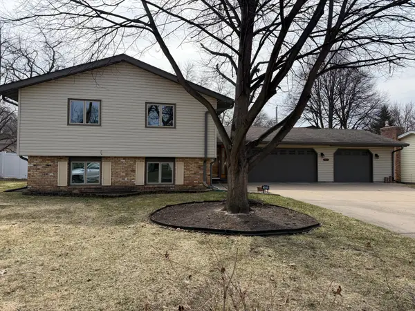 7405 Concerto Curve Ne, Fridley, MN 55432