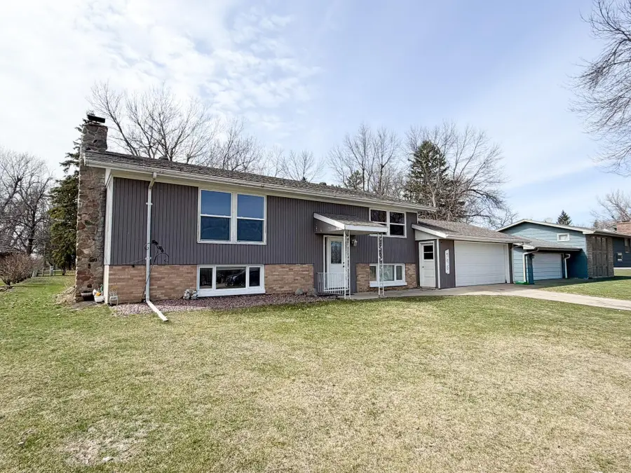 746 W Shore Drive, Worthington, MN 56187 - #3