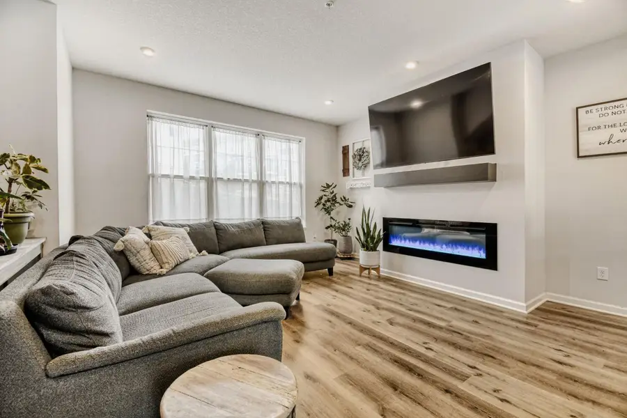 2214 Gateway Curve, North Saint Paul, MN 55109 - #2