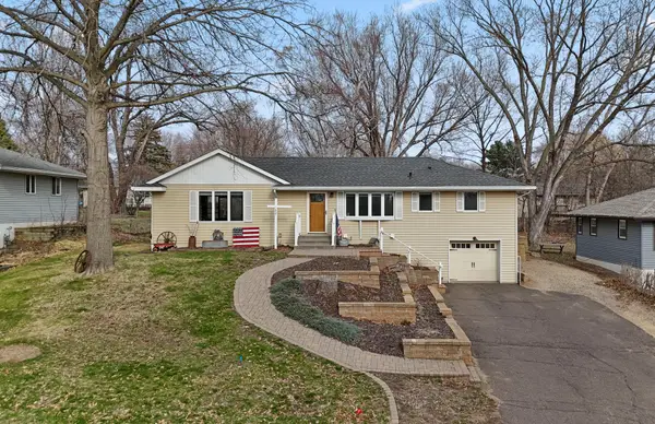 657 Granada Avenue N, Oakdale, MN 55128