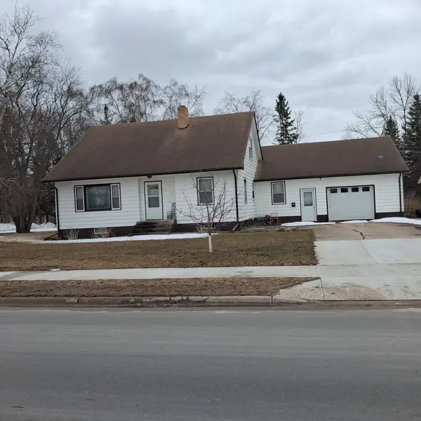 912 3rd Street Ne, Roseau, MN 56751