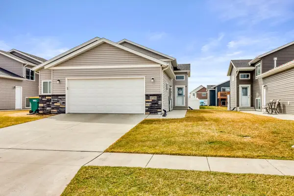 6726 69th Avenue S, Horace, ND 58047