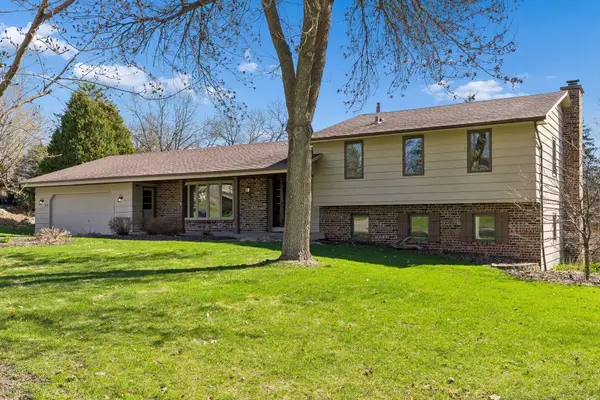 1120 Vagabond Lane N, Plymouth, MN 55447