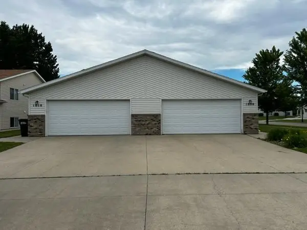 1010 Oak Place, West Fargo, ND 58078