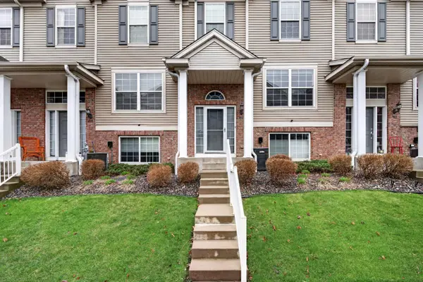 900 Ledgestone Drive, Mahtomedi, MN 55115
