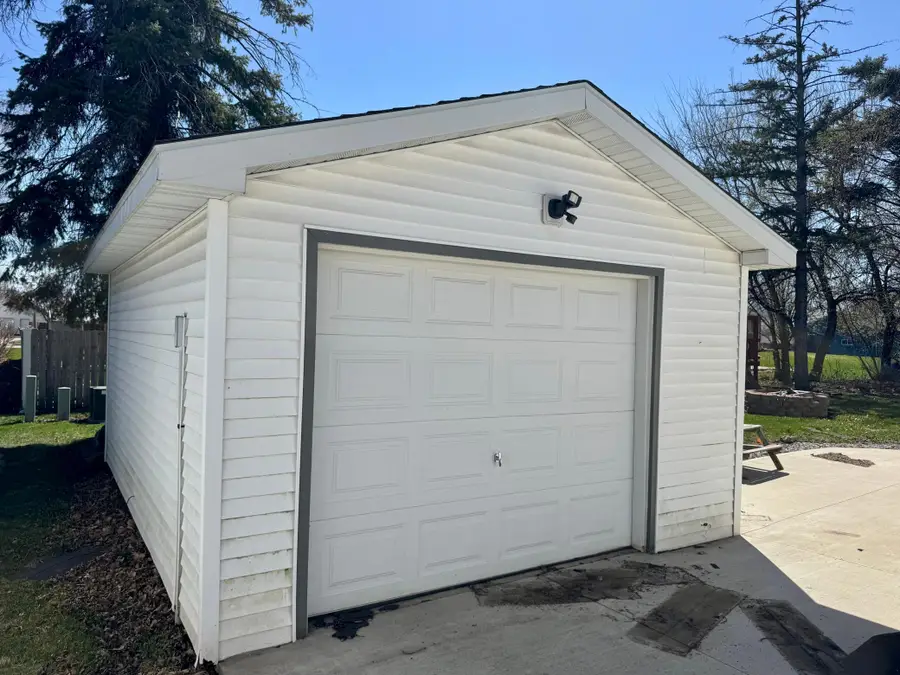 905 W Chestnut Avenue, Olivia, MN 56277 - #3