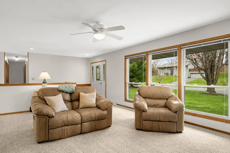 110 Mayo Dr, Burnsville, MN 55337 - #3