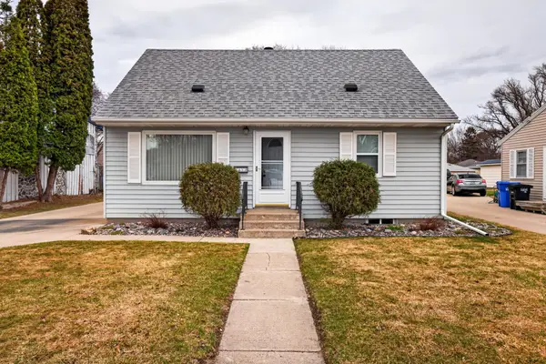 1633 10th Avenue S, Fargo, ND 58103