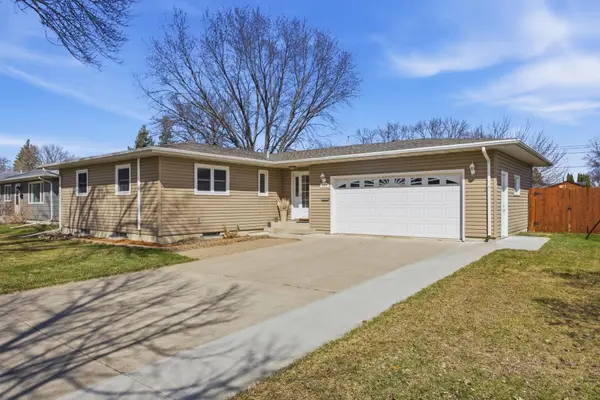 2909 Edgewood Drive N, Fargo, ND 58102